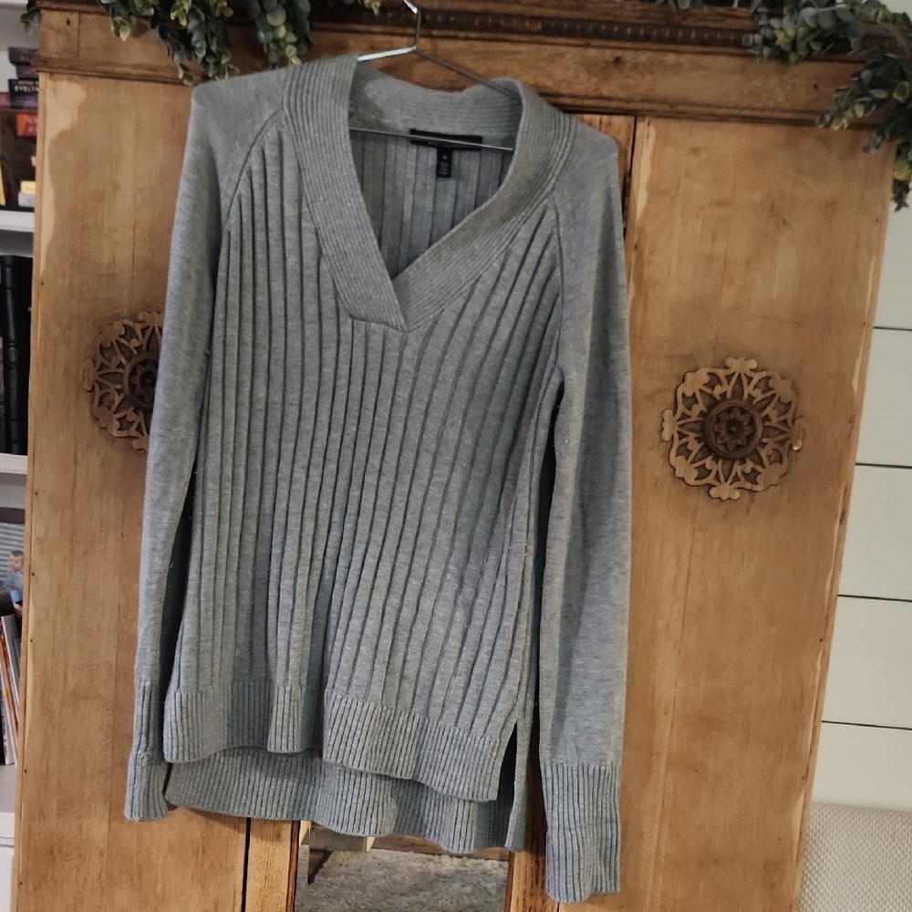 White House Black Market Light Gray V-Neck Sweater. Size M, EUC